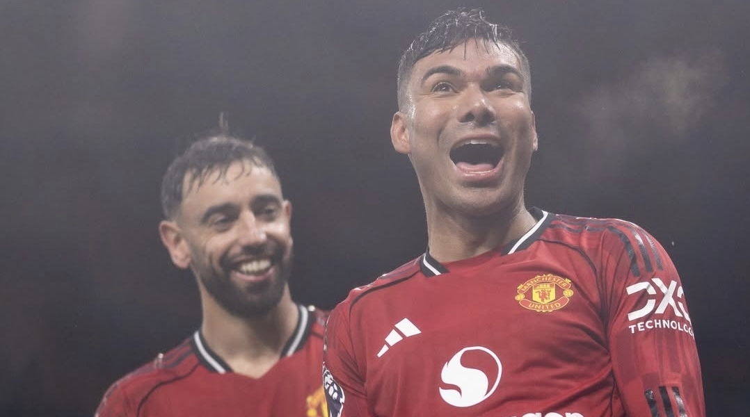 Casemiro anota, se va expulsado y el United vence al Chelsea