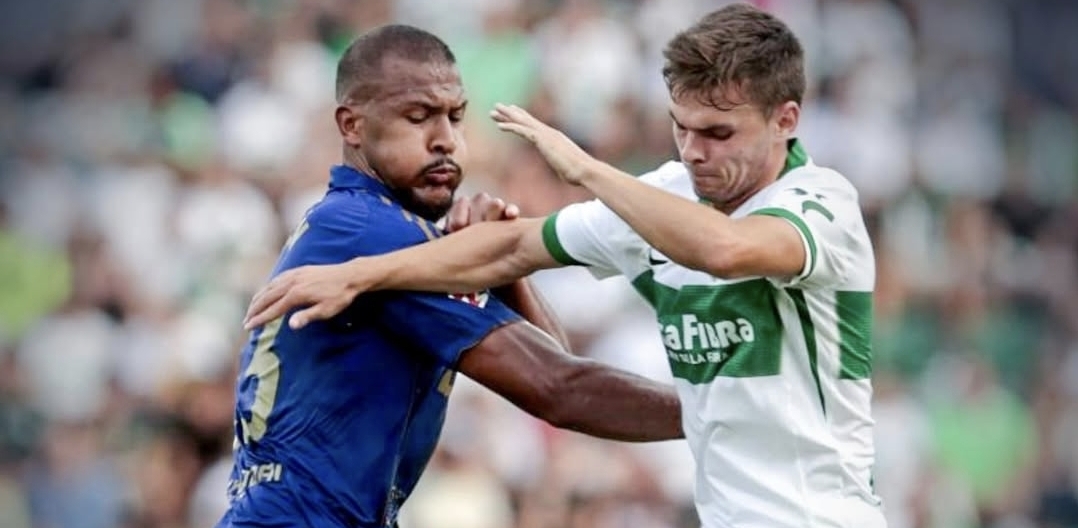 Cae de nuevo el Real Oviedo, pese al liderazgo del venezolano Rondón