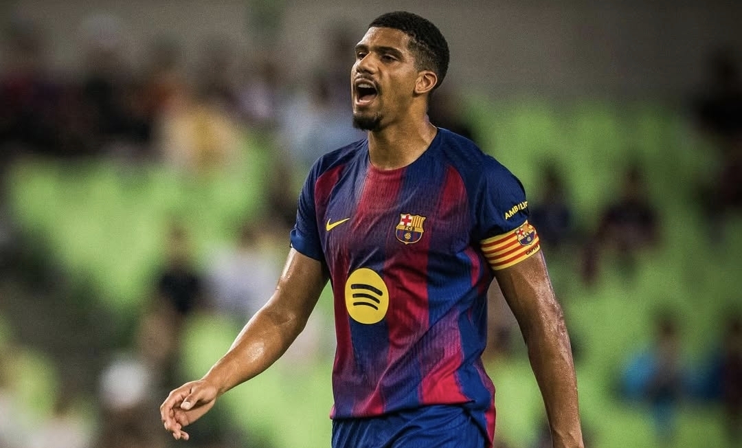 Uruguayo Ronal Araújo capitanea al Barcelona hasta el liderato de La Liga