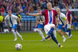 El delantero del Manchester City Erling Haaland marca el gol de la victoria de Noruega ante Finlandia en un amistoso en Oslo. EFE/EPA/Fredrik Varfjell