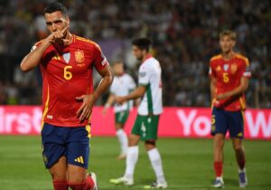 Mikel Merino marca el 0-3 ante Bulgaria em Sofía. EFE/EPA/VASSIL DONEV