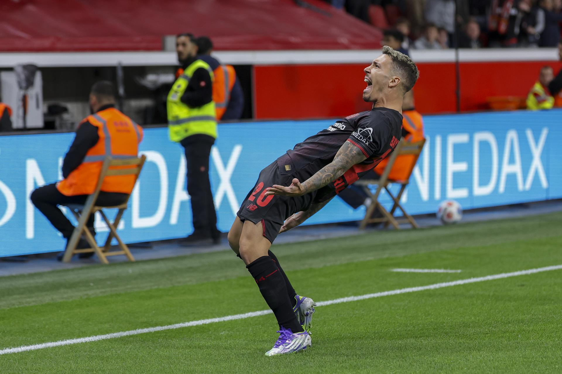 Grimaldo celebra el 1-0. EFE/EPA/CHRISTOPHER NEUNDORF. 