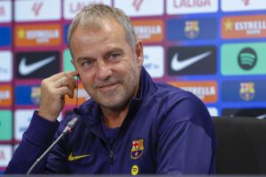 El técnico alemán del FC Barcelona, Hansi Flick, durante la rueda de prensa que ha ofrecido este sábado en la Ciutat Esportiva Joan Gamper tras el entrenamiento que ha realizado la plantilla barcelonista para preparar el partido de liga que disputarán mañana ante el Valencia CF en el Estadio Johan Cruyff. EFE/ Toni Albir