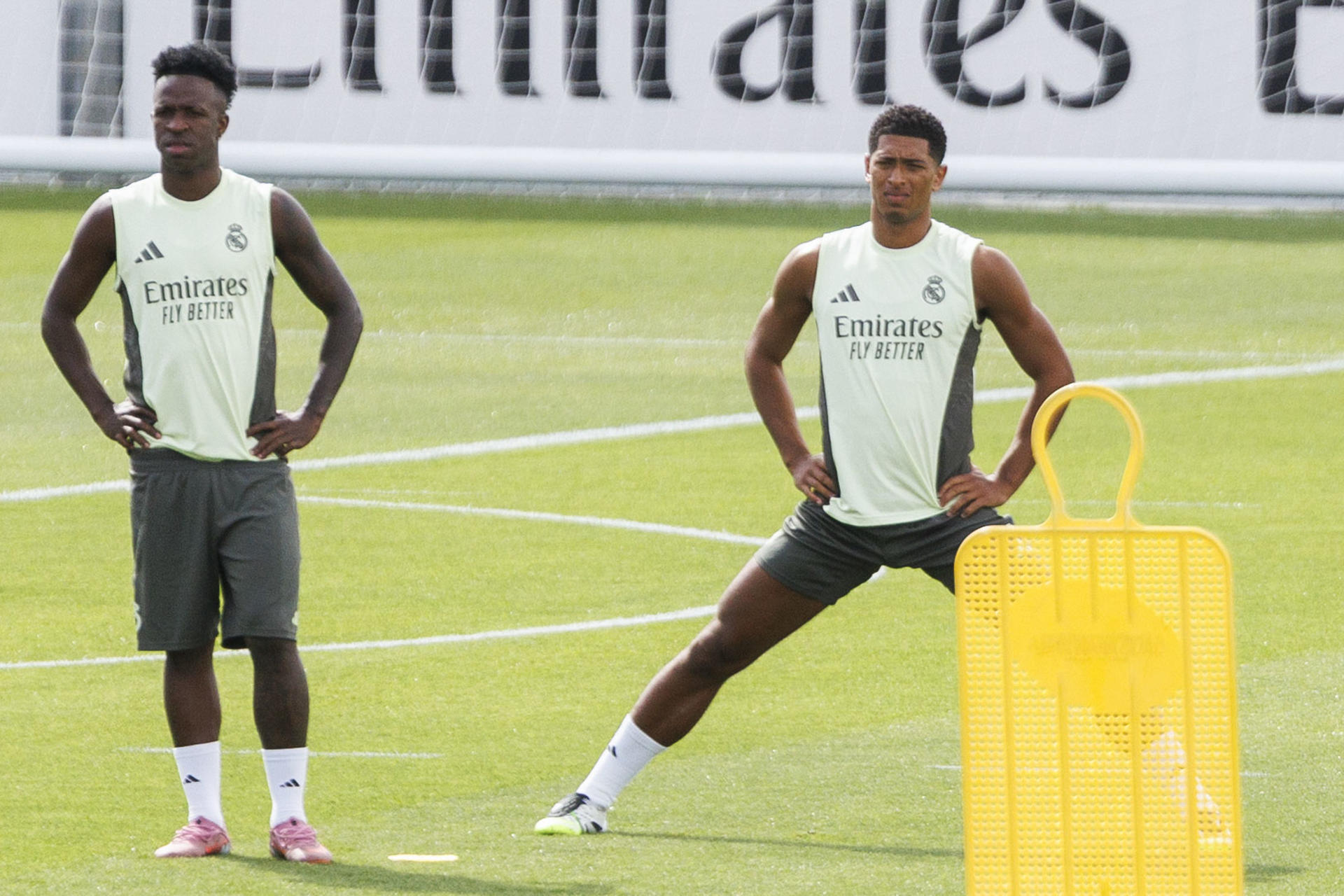 El centrocampista inglés del Real Madrid, Jude Bellingham y el delantero brasileño Vinicius Junior, durante el entrenamiento este viernes en la Ciudad Deportiva de Valdebebas, preparatorio de su partido de LaLiga contra la Real Sociedad.- EFE/ Sergio Pérez 