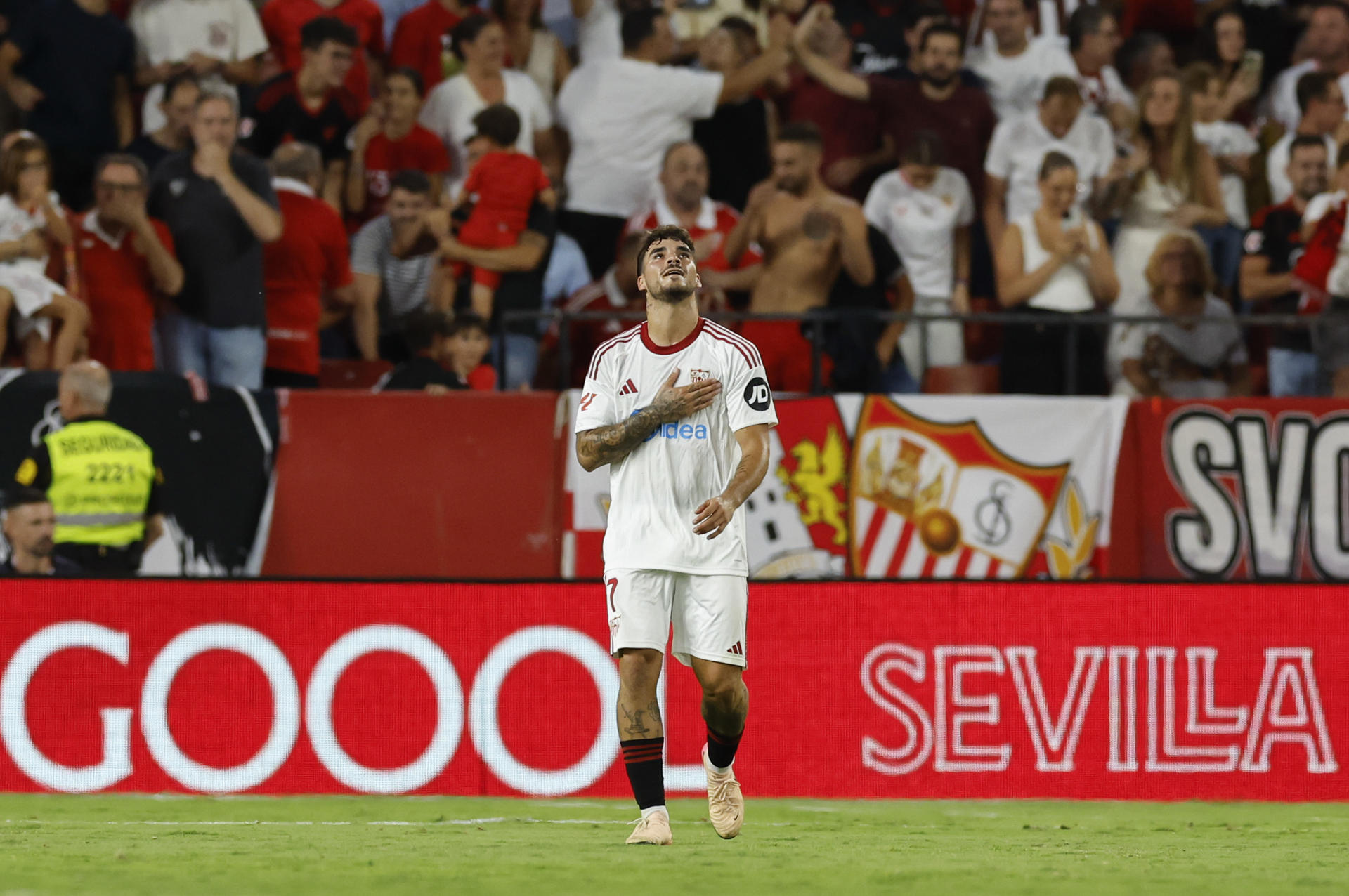 Isaac Romero celebra el gol. EFE/ Julio Muñoz 