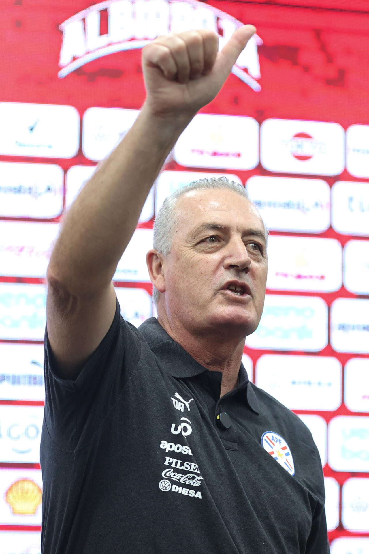 El seleccionador de Paraguay, Gustavo Alfaro, habla durante una conferencia de prensa en el Centro de Alto Rendimiento en Ypané (Paraguay). EFE/Juan Pablo Pino