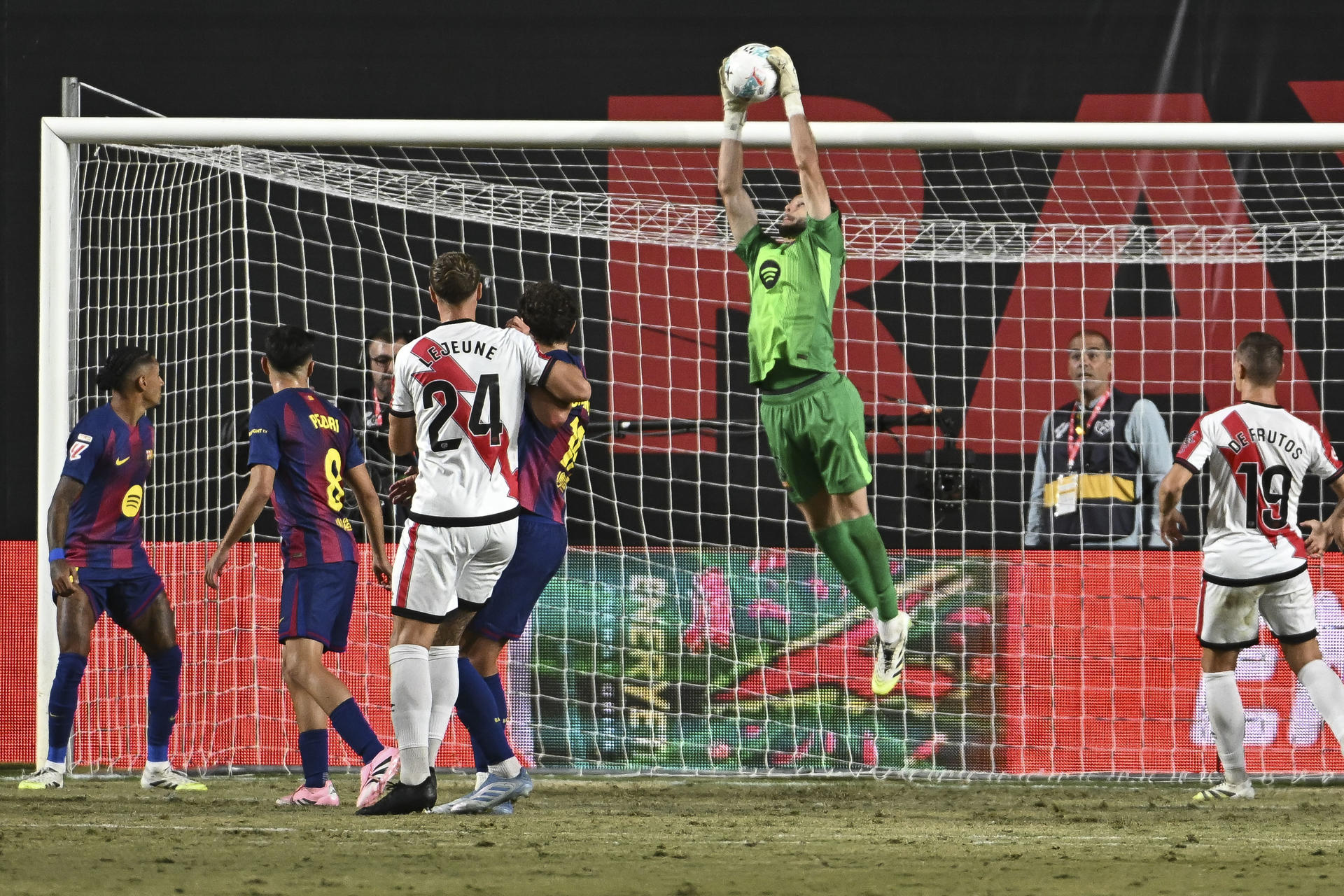Joan García bloca un balón durante el partido ante el Rayo Vallecano. EFE/Fernando Villar