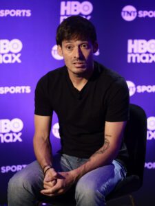 El exfutbolista español David Silva, participa durante una entrevista con EFE este sábado, en la Ciudad de México (México). EFE/José Méndez