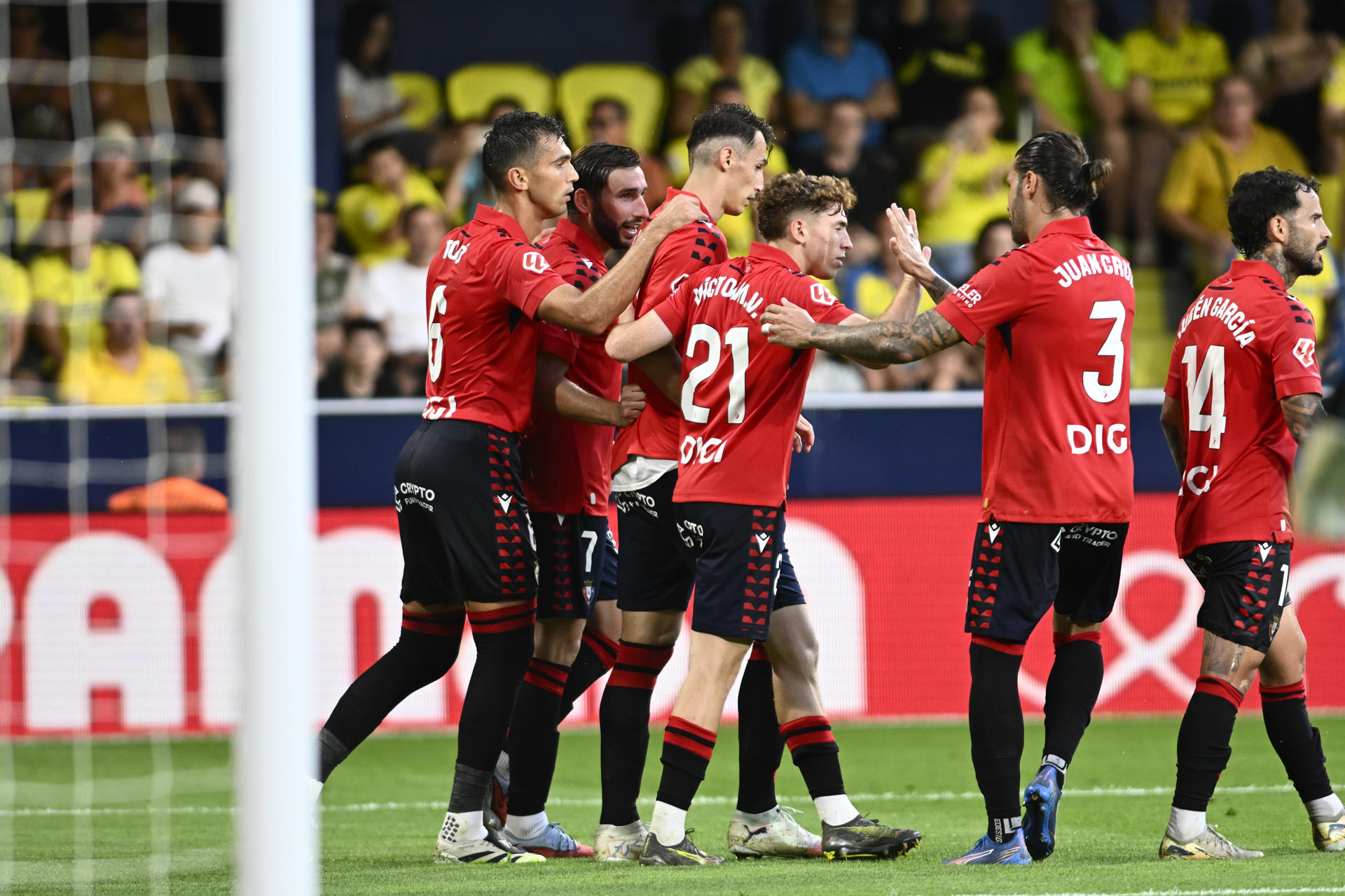 El delantero croata del Osasuna Ante Budimir (3i) celebra con sus compañeros su gol, durante el partido de la jornada 5 de LaLiga EA Sports que disputan el Villarreal y el Osasuna este sábado en el estadio de La Cerámica. EFE/ Andreu Esteban 