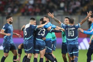 La selección paraguaya de fútbol celebran este martes el triunfo a domicilio por 0-1 sobre Perú en el cierre de las eliminatorias sudamericanas del Mundial de 2026. EFE/ Paolo Aguilar