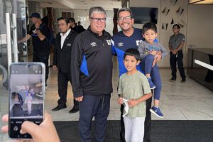 El entrenador de la selección de fútbol de El Salvador, Hernán Darío Gómez (i), posa junto a aficionados en Ciudad de Guatemala (Guatemala). EFE/ Fernando Ruiz