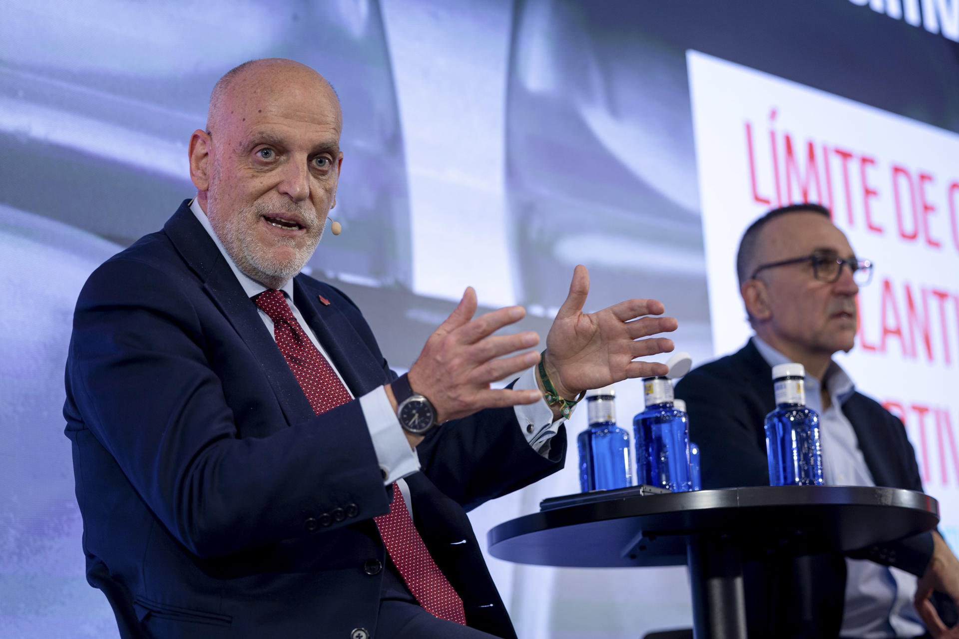 El presidente de LaLiga, Javier Tebas (i) y su director general corporativo,Javier Gómez, durante la presentación de los nuevos límites de coste de las plantillas del fútbol profesional español tras el cierre del mercado de verano. EFE/ Daniel Gonzalez