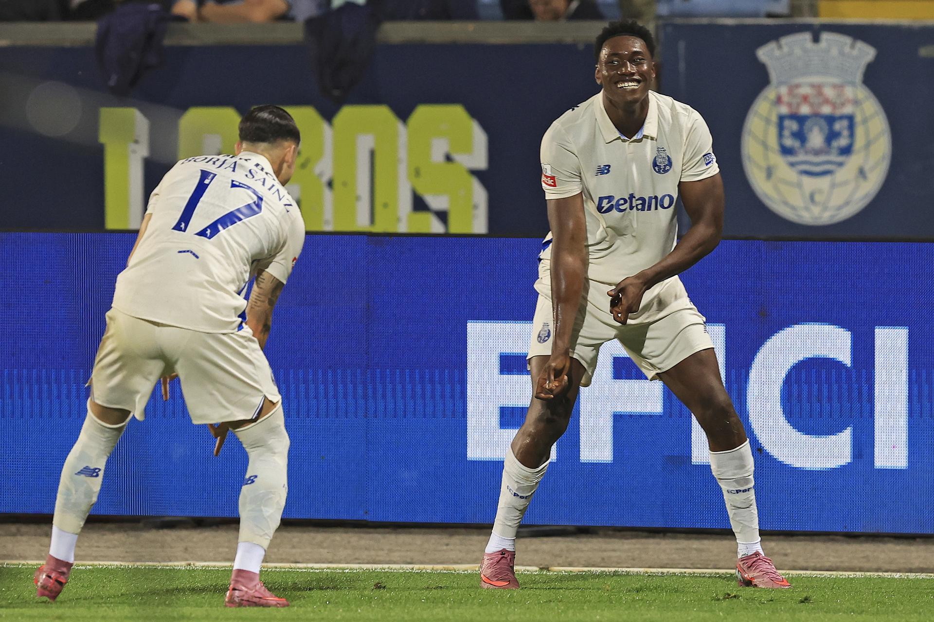 Oporto con el argentino Varela, golea al Arouca