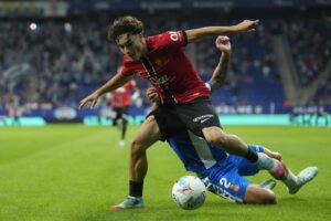 Fotografía del 15 de septiembre en la que se ve al delantero del Mallorca Jan Virgili (i) al escaparse de Rubén Sánchez, del Espanyol, durante el partido de la cuarta jornada de LaLiga de fútbol entre el RCD Espanyol y el RCD Mallorca en el RCDE Stadium, en Cornellá. EFE/Enric Fontcuberta