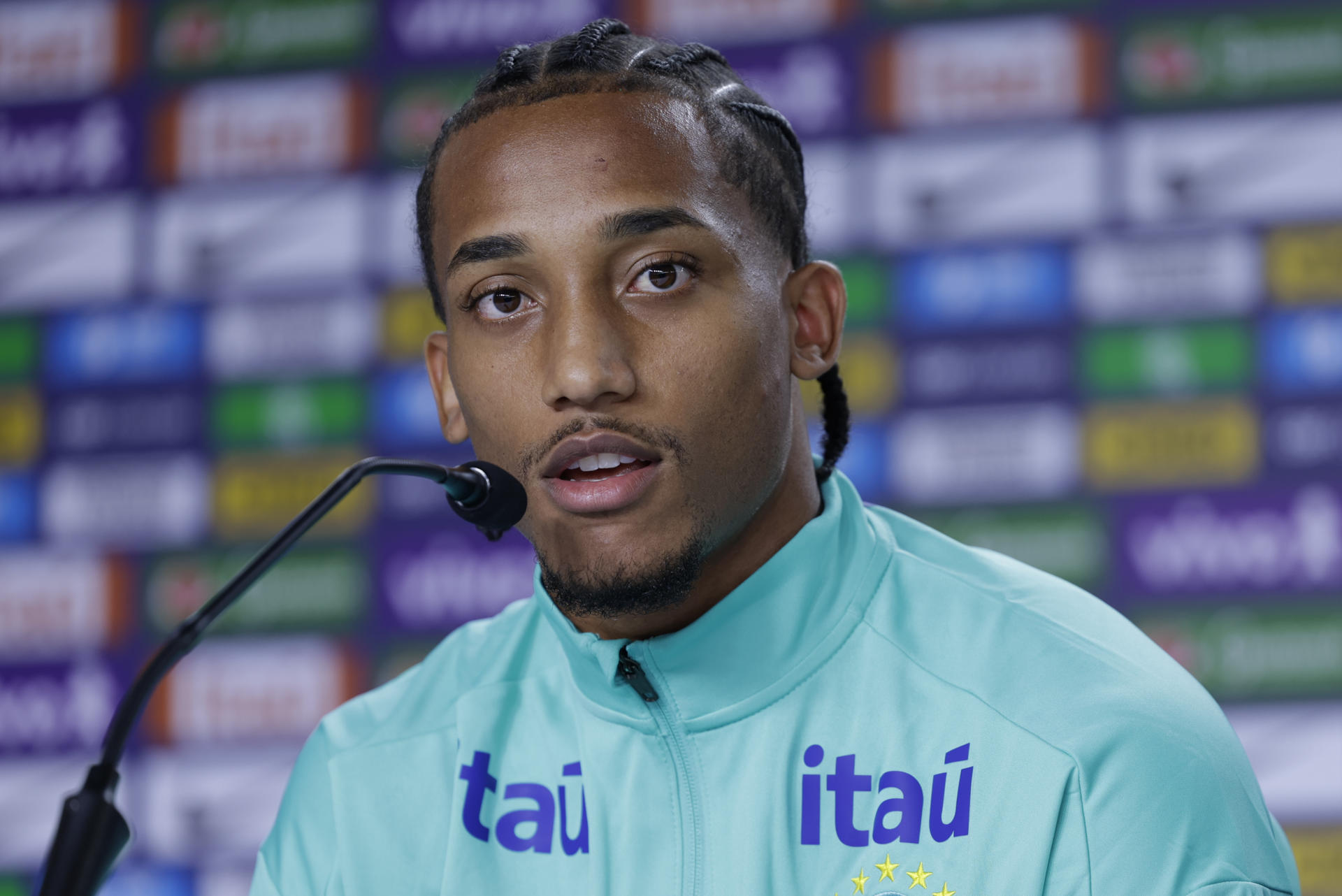 El jugador de la selección brasileña de fútbol Joao Pedro habla en una rueda de prensa este martes, en el centro de entrenamiento Granja Comary, en Teresópolis (Brasil). EFE/ André Coelho 