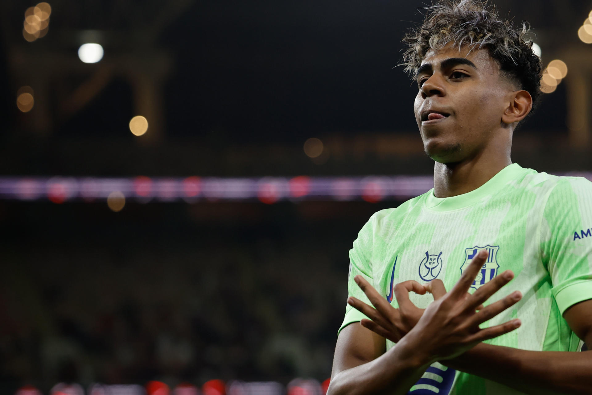 Fotografía de Alberto Estévez, en la que puede verse en una imagen de archivo del 8 de enero de 2025 al delantero del Barcelona Lamine Yamal, durante un partido. EFE 