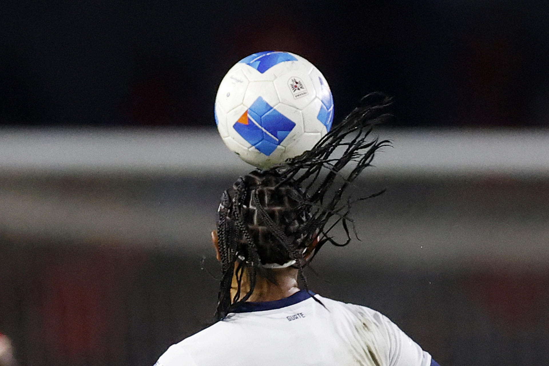 José Morales, de Guatemala, controla el balón en el partido por las eliminatorias al Mundial 2026 ante Panamá en el estadio Rommel Fernández. EFE/Bienvenido Velasco 