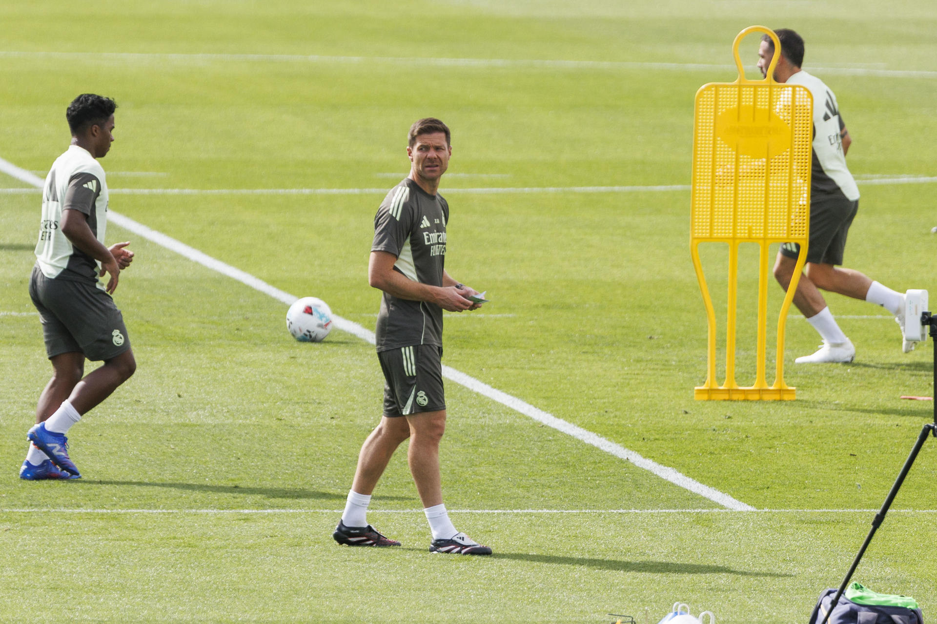 El entrenador del Real Madrid dirige la sesión de entrenamiento de la plantilla en la Ciudad Deportiva de Valdebebas previa al partido ante la Real Sociedad. EFE/Sergio Perez 