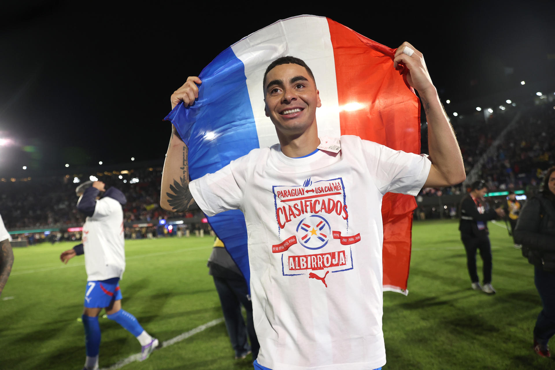 El centrocampista Kendry Páez celebra este jueves la clasificación al Mundial de 2026 tras igualar 0-0 con la de Ecuador este jueves en el estadio asunceno Defensores del Chaco EFE/ Juan Pablo Pino 