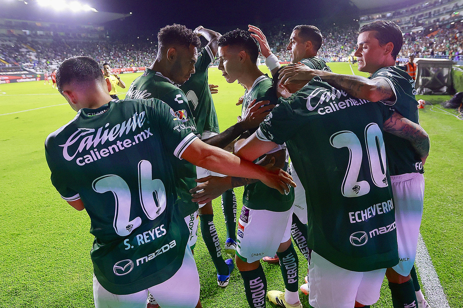 James Rodríguez (c) de León celebra un gol este martes, durante un partido de la Liga MX entre León y Mazatlán en el estadio León, en Guanajuato (México). EFE/ Luis Ramírez 