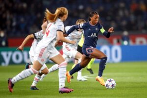 La nueva jugadora del London City Lionesses Grace Geyoro (d) en una imagen de archivo con su anterior equipo, el Paris Saint-Germain. EFE/EPA/Mohammed Badra