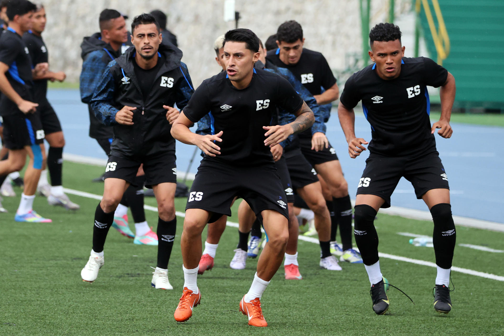 Jugadores de la selección de El Salvador asisten a un entrenamiento en el estadio Cementos Progreso en Ciudad de Guatemala. EFE/Fernando Ruiz 