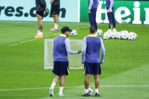 El entrenador del Atlético de Madrid, el argentino Diego Simeone (i) durante el entrenamiento en el estadio Metropolitano este lunes, donde mañana el conjunto disputa el partido de Liga de Campeones contra el Eintracht Frankfurt. EFE/Juanjo Martín