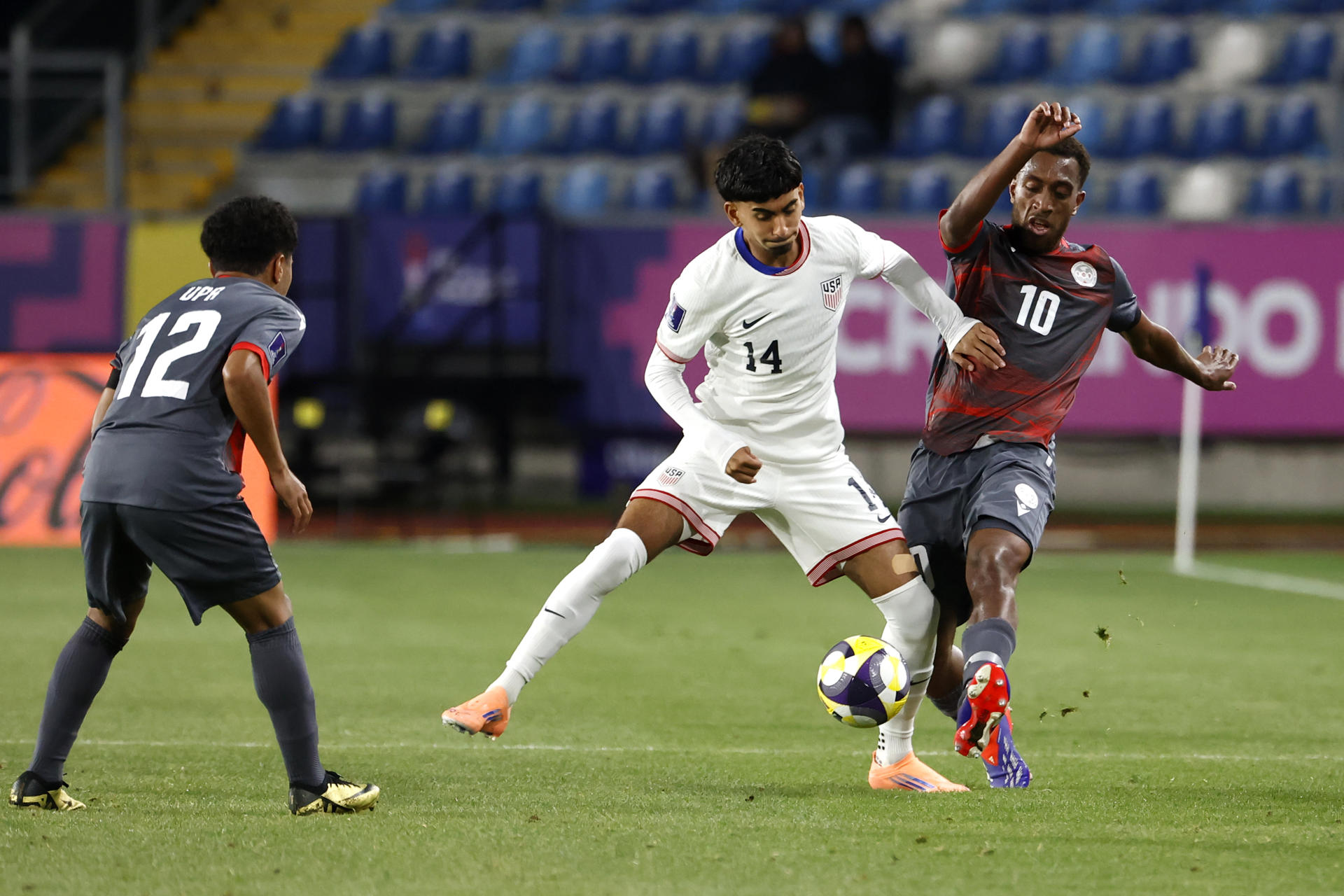 Taha Habroune (c) marcó este lunes en Rancagua uno de los 9 goles que la selección sub-20 de Estados Unidos infligió a la de Nueva Caledonia en el debut de ambos países en el Mundial de la categoría que se juega en Chile. EFE/ Elvis González 