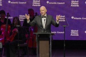 El presidente de la FIFA, Gianni Infantino, habla este miércoles en Nueva York durante la ceremonia en la que recibió el premio Ciudadano Global. EFE/ Ángel Colmenares