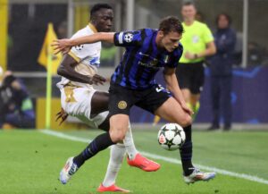 Fotografía de MATTEO BAZZI, en la que puede verse en una imagen de archivo del 1 de octubre de 2024 al futbolista del Inter de Milán Benjamin Pavard (d) durante un partido. EFE