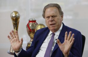 El presidente de la Federación Colombiana de Fútbol (FCF), Ramón Jesurún, habla durante una entrevista con EFE este jueves en Bogotá. EFE/ Mauricio Dueñas Castañeda