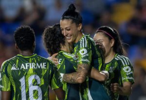 Jennifer Hermoso (c) de Tigres femenil celebra un gol durante un partido celebrado en el estadio Universitario de la ciudad de Monterrey (México). Fotografía de archivo. EFE/Miguel Sierra.