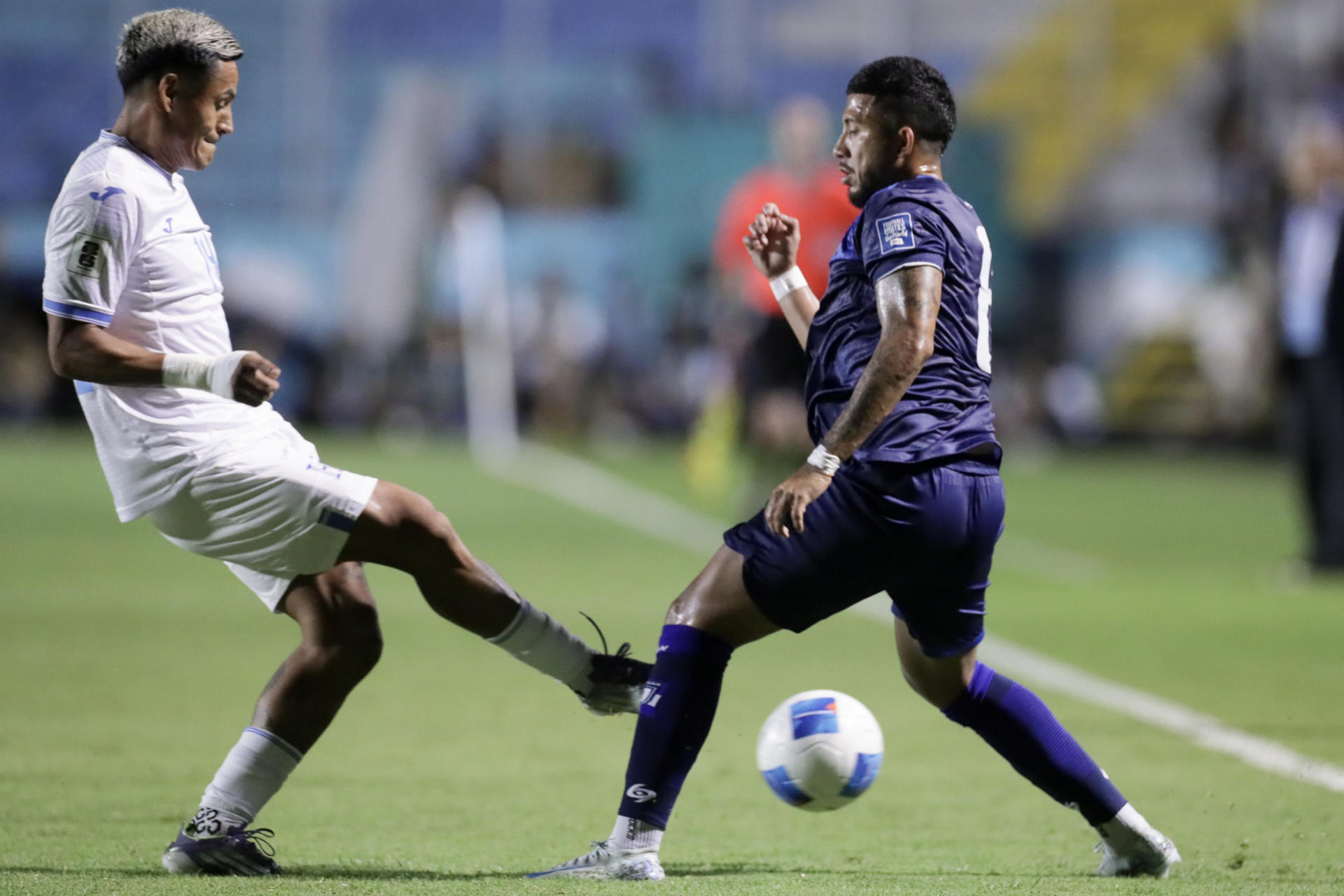 El hondureño Andy Najar (i) se antepone al avance del nicaragüense Emmanuel Gómez durante el partido de las eliminatorias de la Concacar para el Mundial de 2026 jugado este martes en el estadio José de la Paz Herrera, de Tegucigalpa. EFE/ Gustavo Amador 