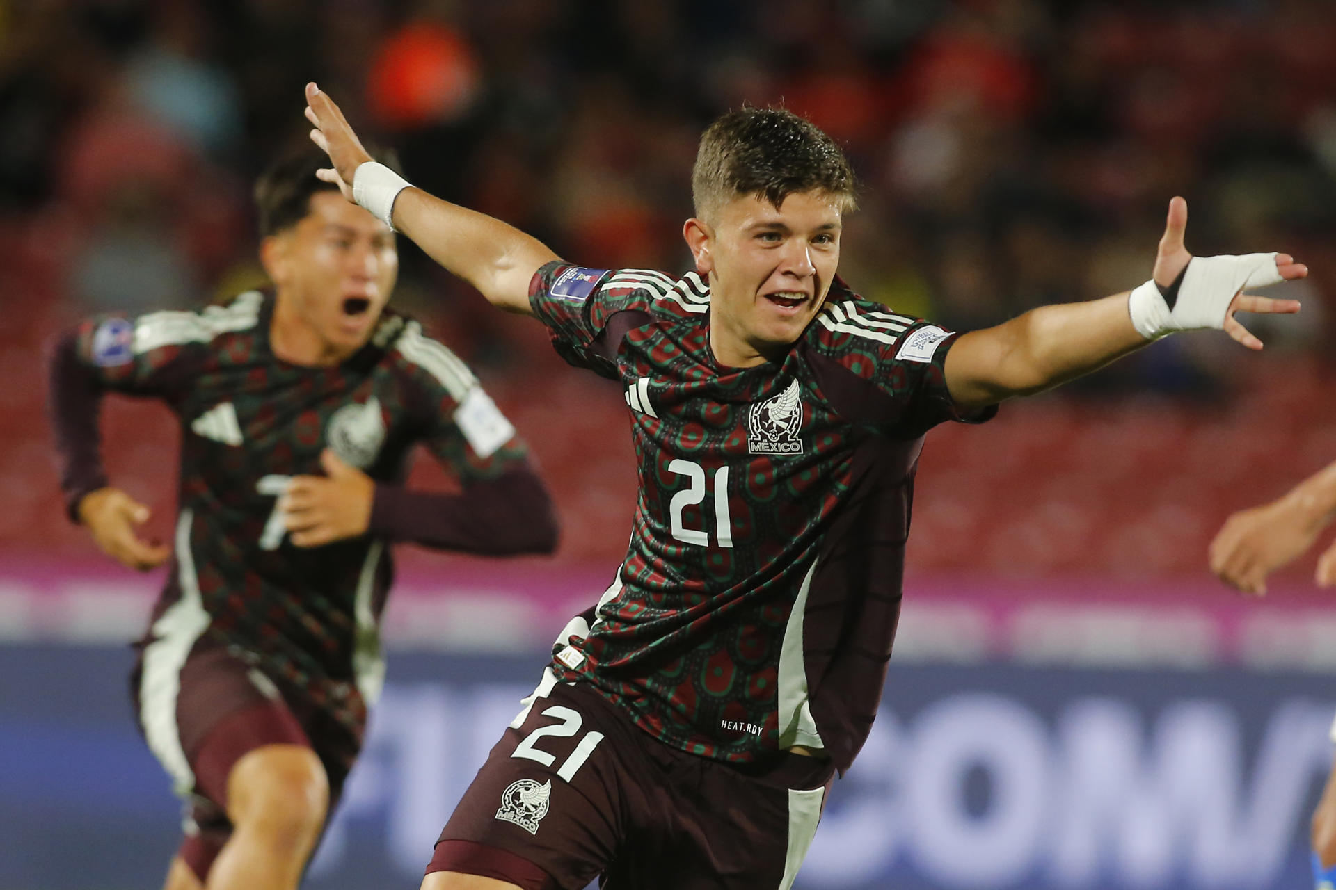 Olvera mantiene vivo el sueño de México en el Mundial