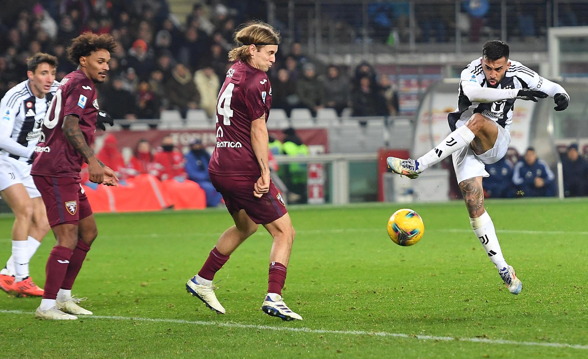 Fotografía de Alessandro Di Marco, en la que puede verse en una imagen de archivo del 11 de enero de 2025 al futbolista argentino Nicolás González como jugador del Juventus italiano. EFE 