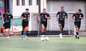 Jugadores de la selección de fútbol de El Salvador participan en un entrenamiento este martes, en Futeca Cayalá, en Ciudad de Guatemala. EFE/ Fernando Ruiz