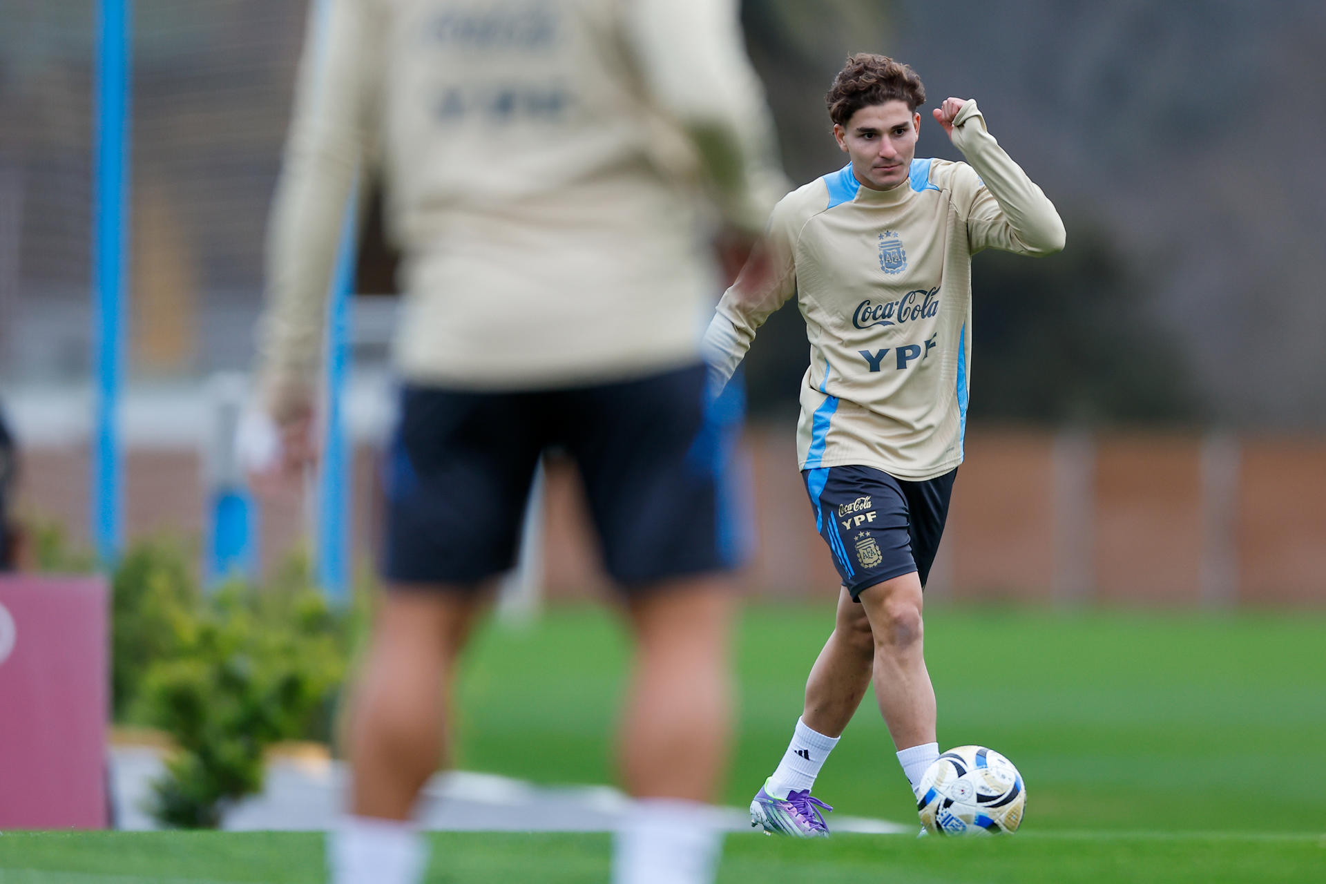 Julián Álvarez controla un balón durante un entrenamiento este martes en el predio de la Asociación de Fútbol Argentino (AFA) en Ezeiza. EFE/ Juan Ignacio Roncoroni 