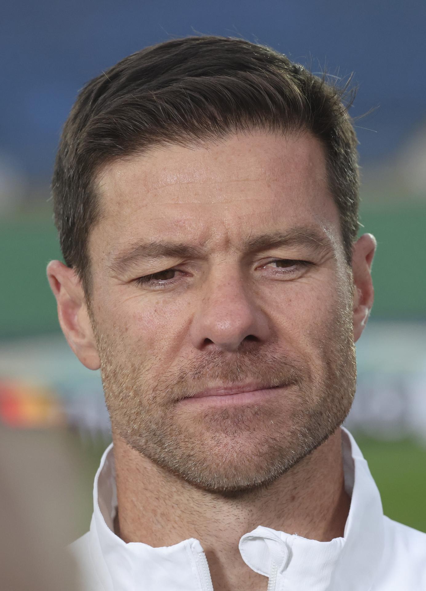 El entrenador Xabi Alonso, tras la sesión de entrenamiento en vísperas del patido que jugaán este martes Kairat Almaty y Real Madrid, en Almaty,Kazajistán. EFE/EPA/MAXIM SHIPENKOV 