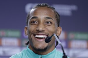 El jugador de la selección brasileña de fútbol Joao Pedro habla en una rueda de prensa este martes, en el centro de entrenamiento Granja Comary, en Teresópolis (Brasil). EFE/ André Coelho