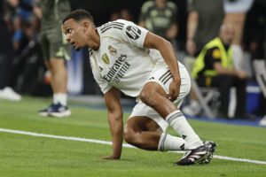 El lateral del Real Madrid Trent Alexander-Arnold se lesiona durante el partido de la primera jornada de la Liga de Campeones que Real Madrid y Olympique de Marsella disputan este martes en el estadio Santiago Bernabéu. EFE/Sergio Pérez