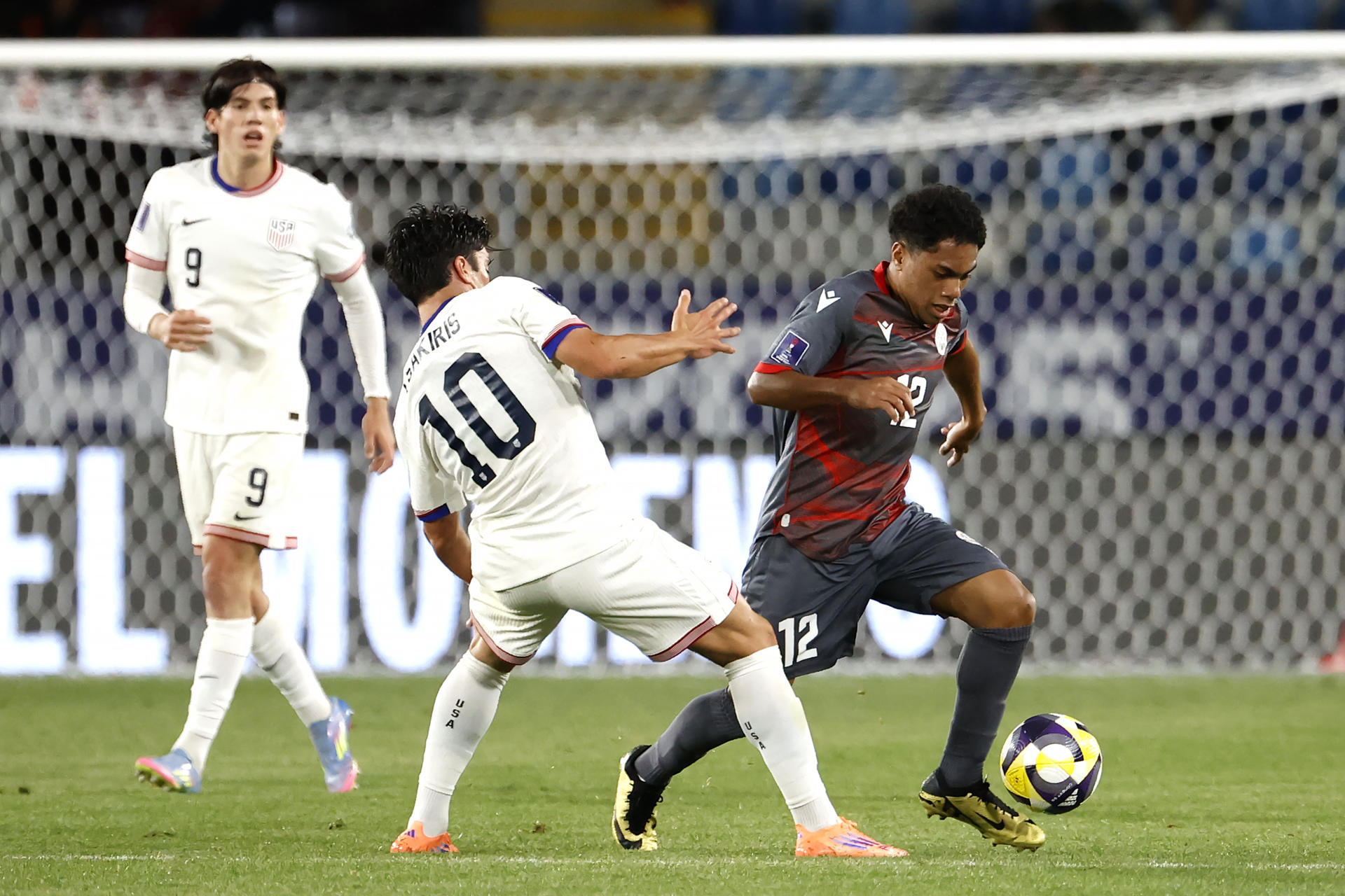Niko Tsakiris (i) anotó este lunes en Rancagua uno de los 9 goles que la selección de Estados Unidos infligió a la de Nueva Caledonia en el Mundial sub-23 que se disputa en Chile. EFE/ Elvis González 