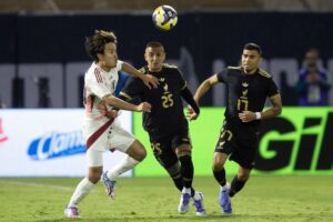 El centrocampista de Japón Takefusa Kubo (I) lucha por la posesión con el delantero de México Roberto Alvarado (C) y el centrocampista Orbelin Pineda (D) durante la segunda mitad del partido amistoso de fútbol entre Japón y México en Oakland, California. EFE/EPA/D. ROSS CAMERON