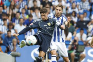 -El delantero del Real Madrid Federico Valverde,y el centrocampista de la Real Sociedad Arsen Zakharyan, durante el partido de la jornada 4 de La Liga EA Sports este sábado en el estadio Municipal de Anoeta en San Sebastián.-  EFE/ Juan Herrero