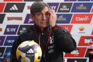 El entrenador de origen argentino Óscar Ibáñez dejó de ser este miércoles el seleccionador de Perú. EFE/Paolo Aguilar