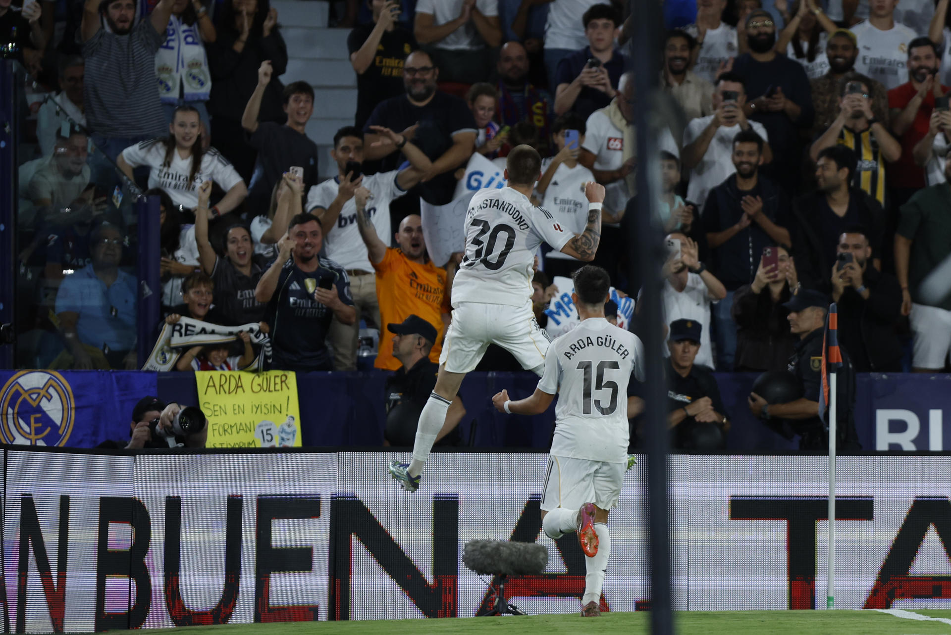 Con el argentino Mastantuono y el brasileño Vini como titulares, Madrid no tiene piedad