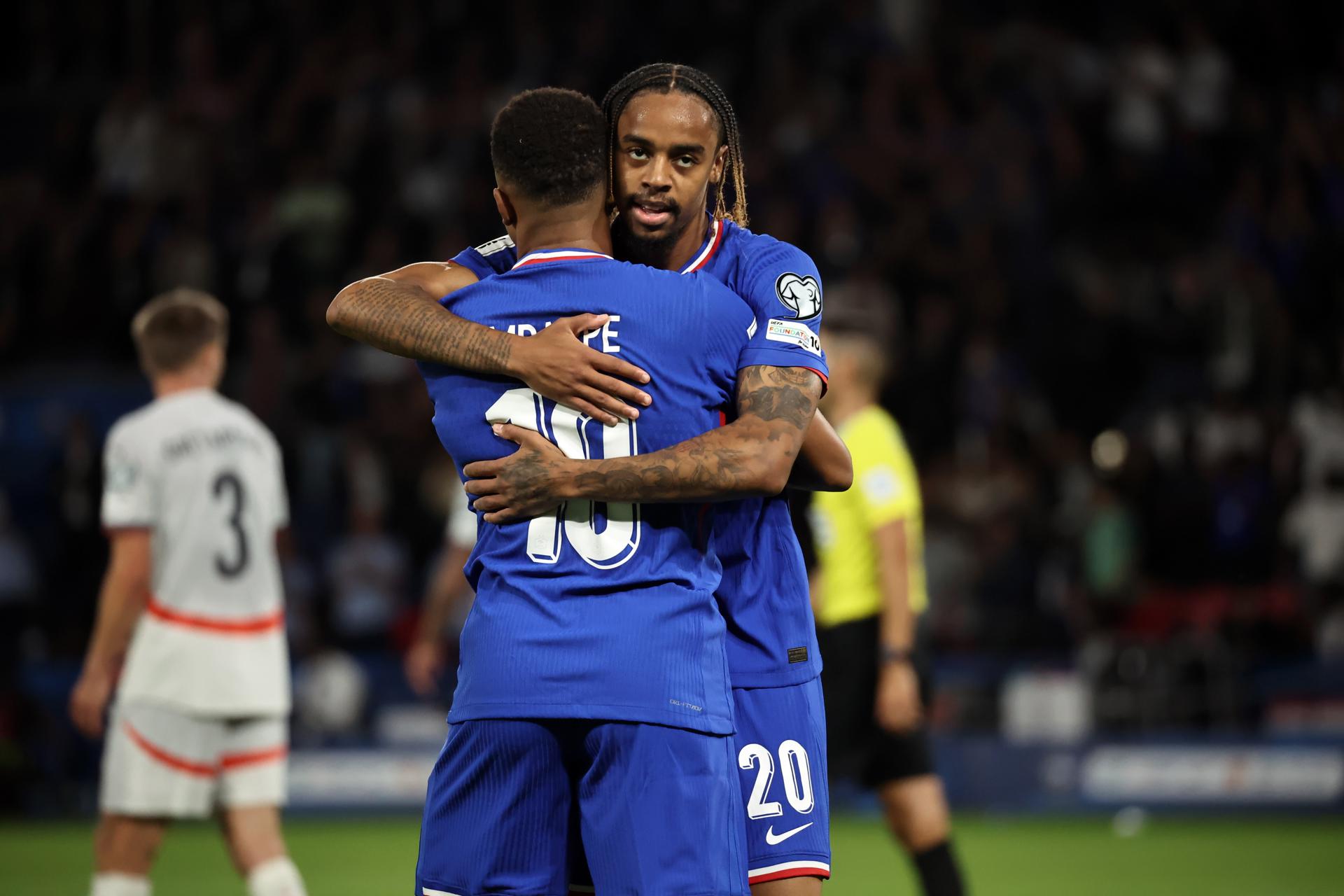 Barcola y Mbappé festejan el 2-1. EFE/EPA/CHRISTOPHE PETIT TESSON 
