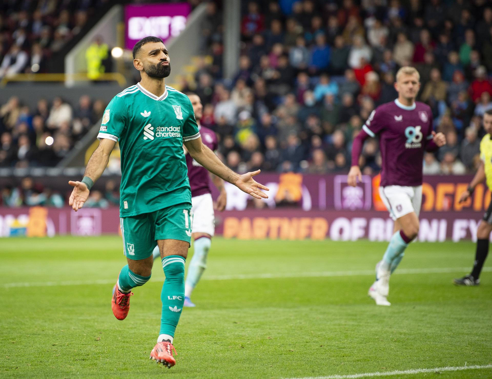 El jugador egipcio del Liverpool Mohamed Salah celebra el 1-0 durante el partido de la Premier League que han jugado Burnley y Liverpool, en Burnley, Reino Unido. EFE/EPA/PETER POWELL . 