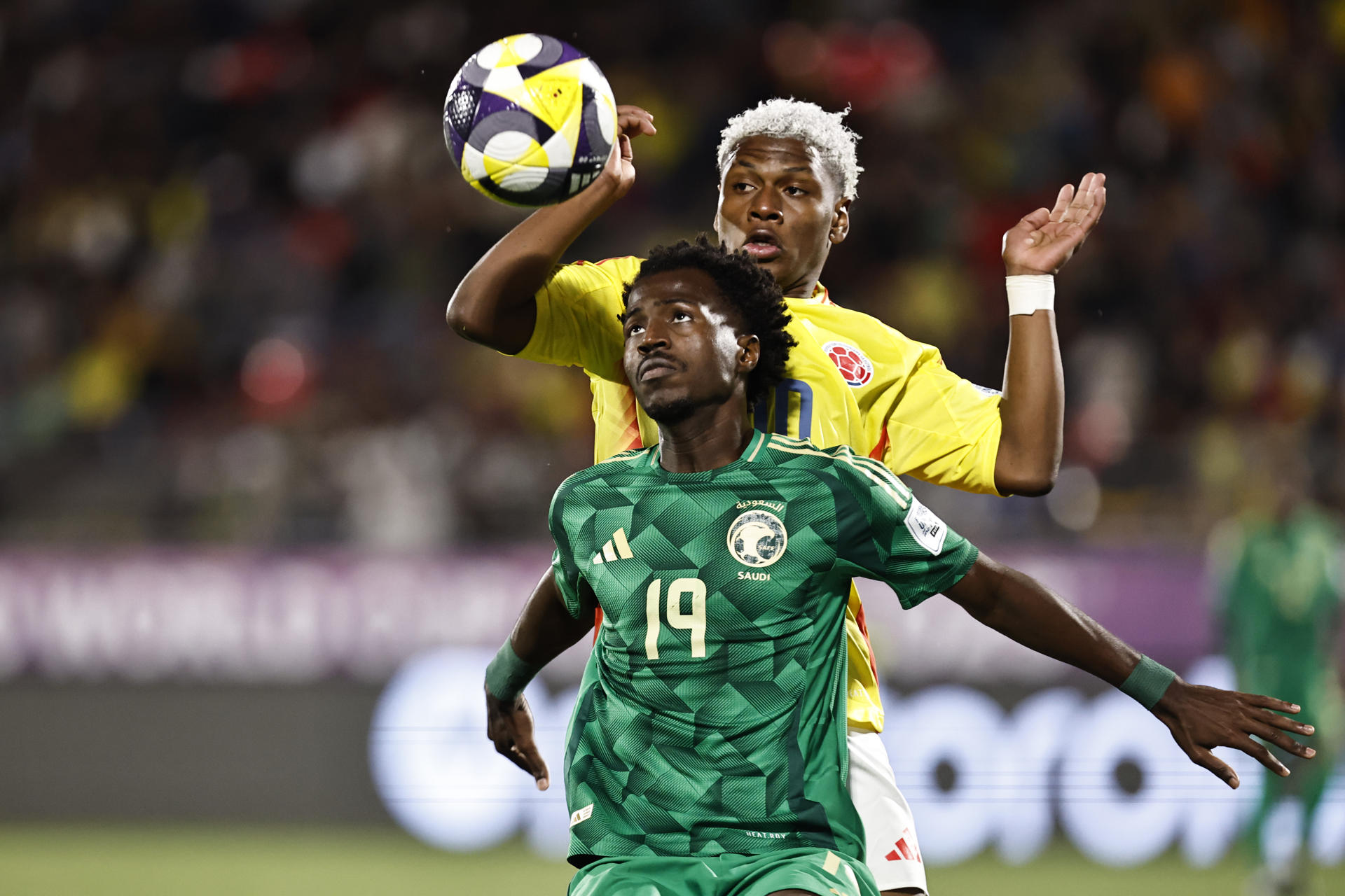 El extremo colombiano Óscar Perea (i) disputa el balón con el defensor de Arabia Saudí Awad Aman durante el debut de ambos países en el Mundial Sub-20 en partido jugado este lunes en el estadio Fiscal de Talca, de la ciudad chilena del mismo nombre. EFE/ Osvaldo Villaroel