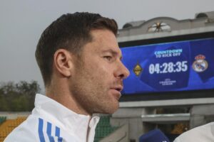 El entrenador Xabi Alonso, tras la sesión de entrenamiento en vísperas del patido que jugaán este martes Kairat Almaty y Real Madrid, en Almaty,Kazajistán. EFE/EPA/MAXIM SHIPENKOV