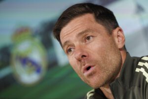 El entrenador del Real Madrid, Xabi Alonso durante la rueda de prensa previa al entrenamiento del equipo en la Ciudad Deportiva de Valdebebas en Madrid este viernes para preparar el próximo partido de La Liga contra la Real Sociedad. EFE/Sergio Pérez
